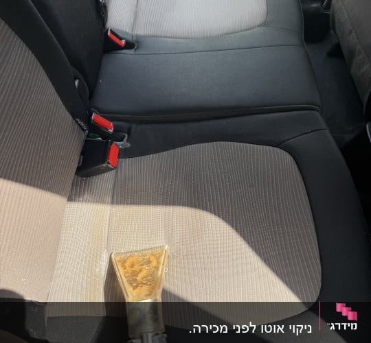 ניקוי מושב רכב עם מכשיר שאיבה